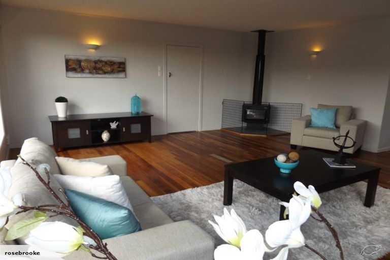 Photo of property in 6 Link Road, Newlands, Wellington, 6037