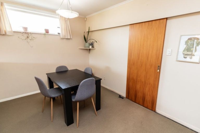 Photo of property in 9 Pinkerton Grove, Newlands, Wellington, 6037