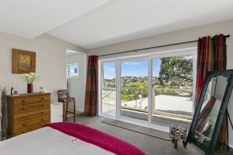 Photo of property in 7b Shortland Street, Khandallah, Wellington, 6035