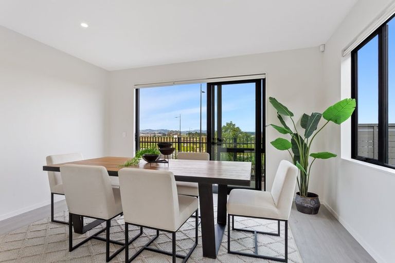 Photo of property in 17 Park Green Avenue, Rosehill, 2113