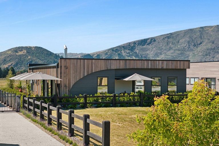 Photo of property in 21a Deans Drive, Wanaka, 9305
