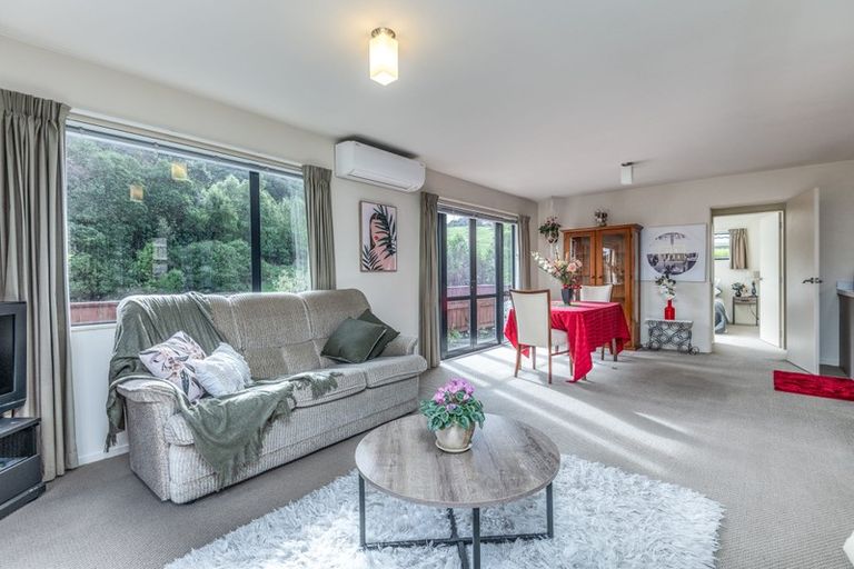 Photo of property in 7a Lyndfield Lane, Newlands, Wellington, 6037