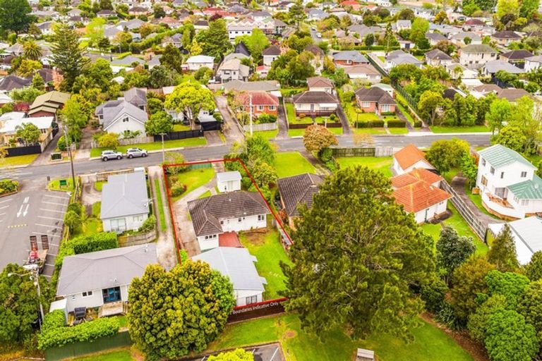 Photo of property in 43 Neil Avenue, Te Atatu Peninsula, Auckland, 0610