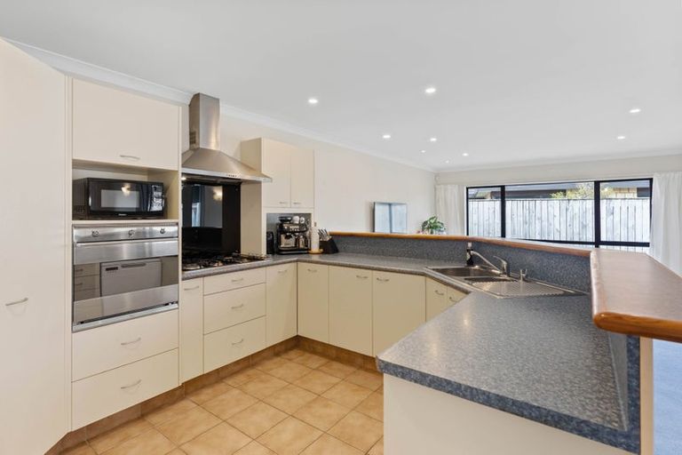 Photo of property in 96 Guildford Drive, Paraparaumu Beach, Paraparaumu, 5032