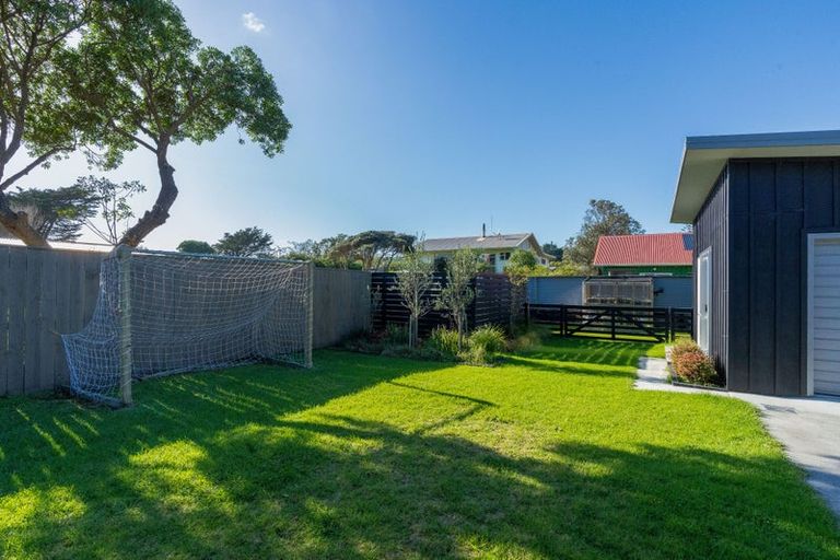 Photo of property in 6 Kent Avenue, Waitarere Beach, Levin, 5510