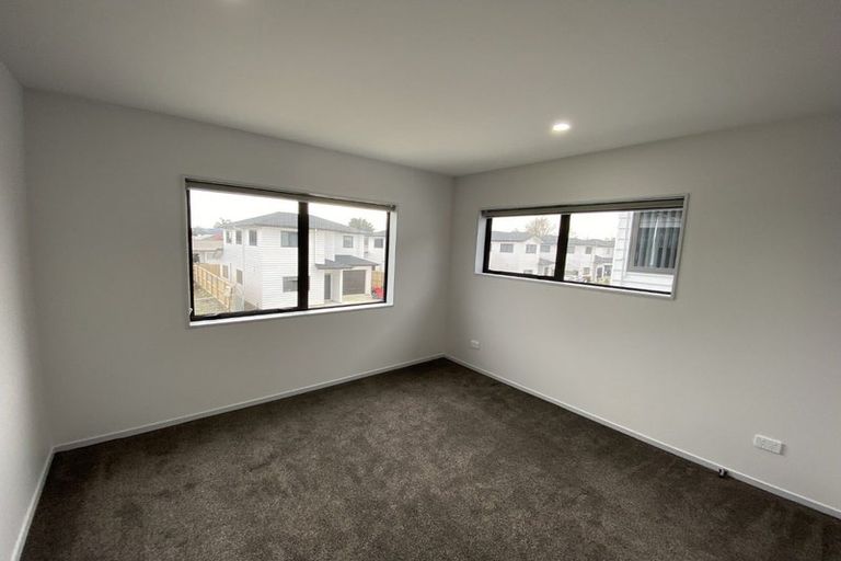 Photo of property in 1 Nagra Lane, Papakura, 2110