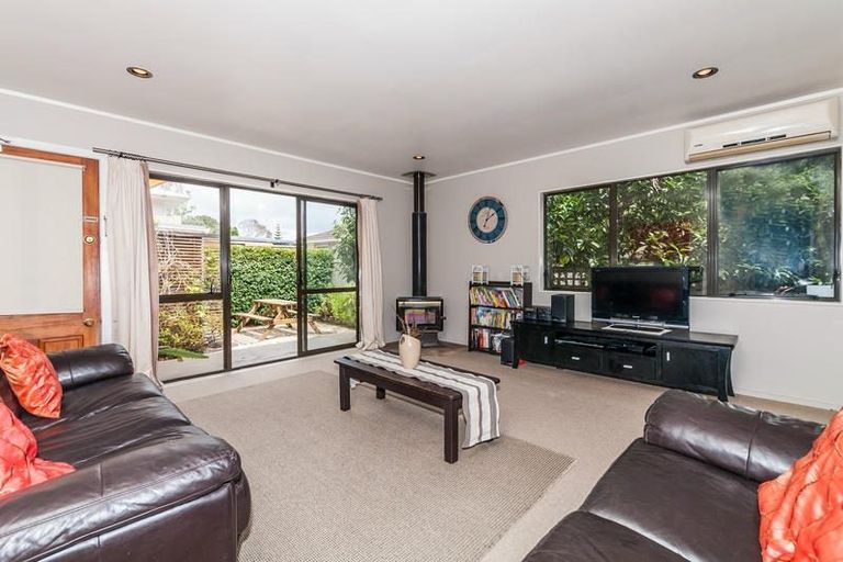 Photo of property in 2/5 September Place, Forrest Hill, Auckland, 0620