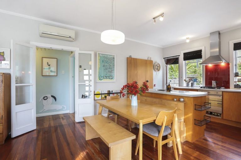 Photo of property in 18 Derwent Crescent, Titirangi, Auckland, 0604