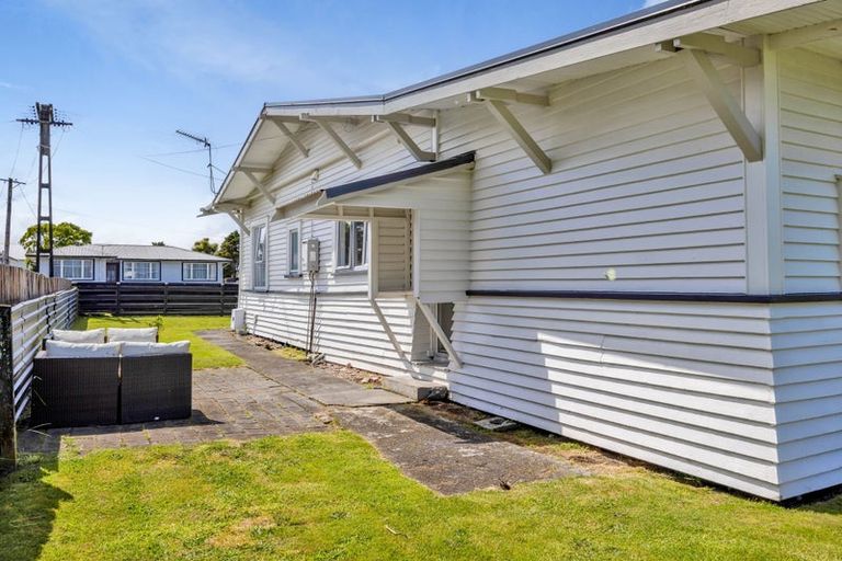 Photo of property in 9 Preston Street, Eltham, 4322
