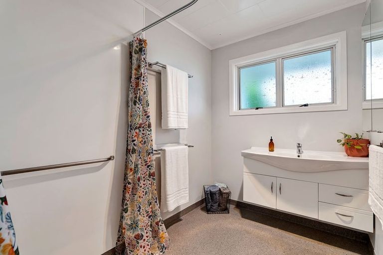 Photo of property in 3 Del Mar Place, Merrilands, New Plymouth, 4312