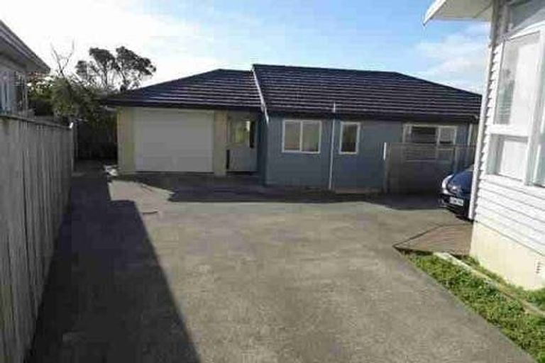 Photo of property in 6b Kinapori Terrace, Newlands, Wellington, 6037