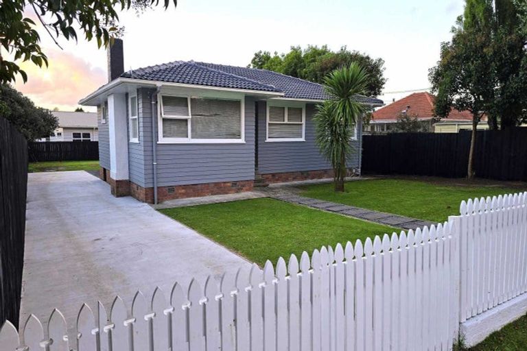 Photo of property in 1 Coburg Street, Henderson, Auckland, 0612