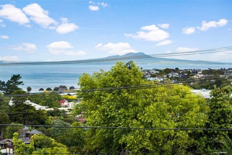 Photo of property in 1/60 Woodlands Crescent, Browns Bay, Auckland, 0630