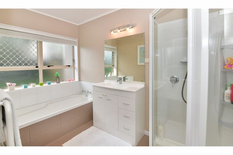 Photo of property in 11 Lakeside Drive, Orewa, 0931