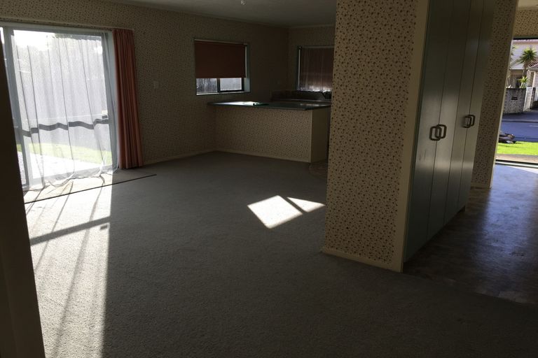 Photo of property in 4 Zefiro Drive, Massey, Auckland, 0614