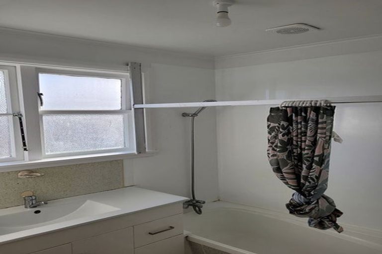 Photo of property in 33 Naenae Road, Naenae, Lower Hutt, 5011