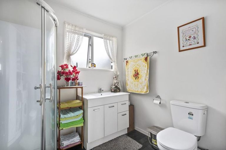 Photo of property in 10 Kaumatua Place, Te Atatu Peninsula, Auckland, 0610