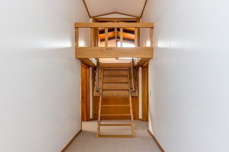 Photo of property in 5 Totara Grove, Hillcrest, Auckland, 0627