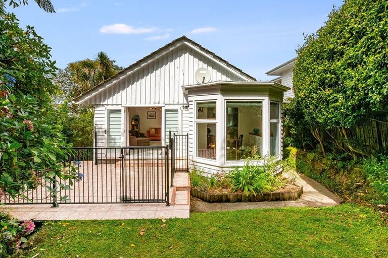 Photo of property in 48 Homewood Crescent, Karori, Wellington, 6012