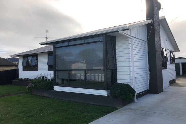 Photo of property in 37 Edgewater Drive, Pakuranga, Auckland, 2010