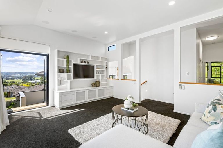 Photo of property in 15 Seagate Place, Red Beach, 0932
