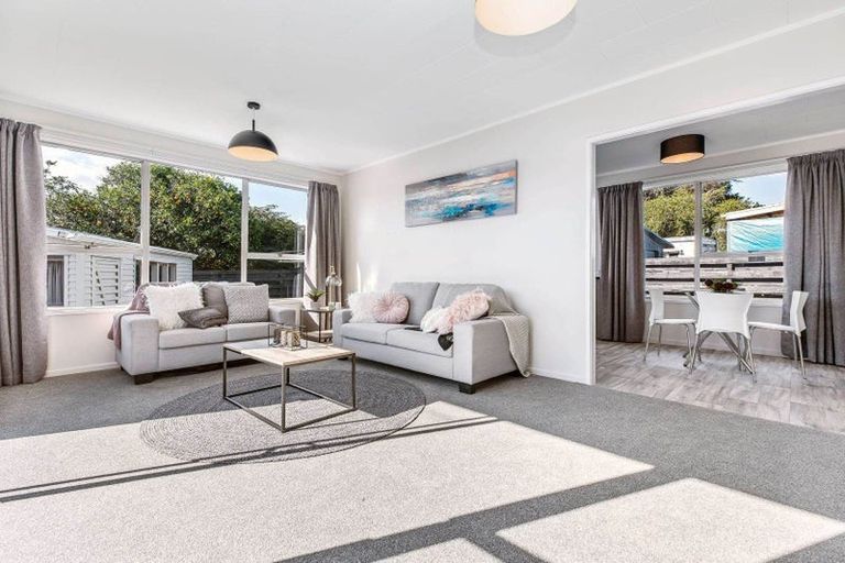 Photo of property in 8 Carbery Place, Manurewa, Auckland, 2102