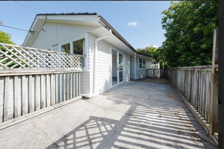 Photo of property in 28 Robert Burke Place, Henderson, Auckland, 0612