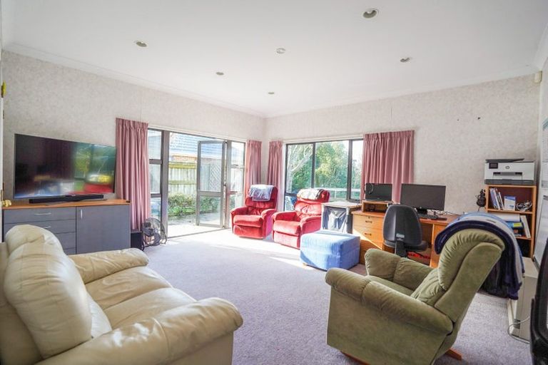 Photo of property in 25 Rosebank Avenue, Kelvin Grove, Palmerston North, 4414