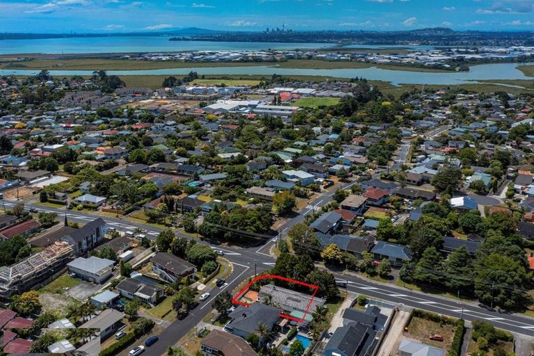 Photo of property in 1 Miltonia Avenue, Te Atatu South, Auckland, 0610
