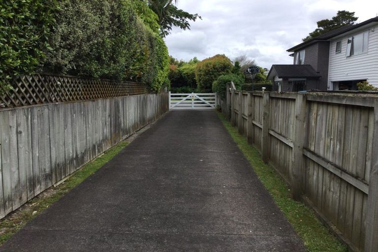 Photo of property in 7 Vardon Road, Green Bay, Auckland, 0604