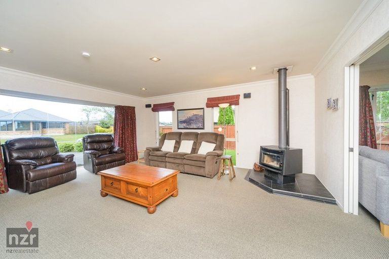 Photo of property in 3 Ron Place, Fitzherbert, Palmerston North, 4410
