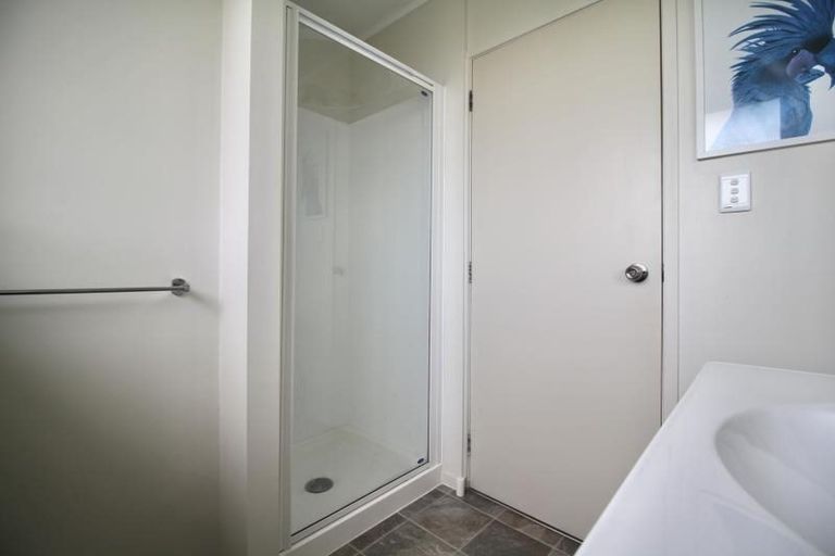 Photo of property in 8 Louise Place, West Harbour, Auckland, 0618