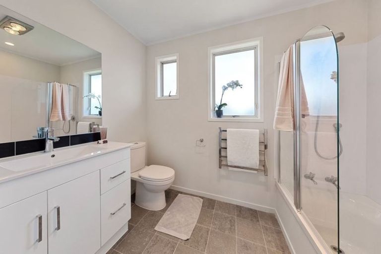 Photo of property in 27 Staverton Crescent, Mangere, Auckland, 2022