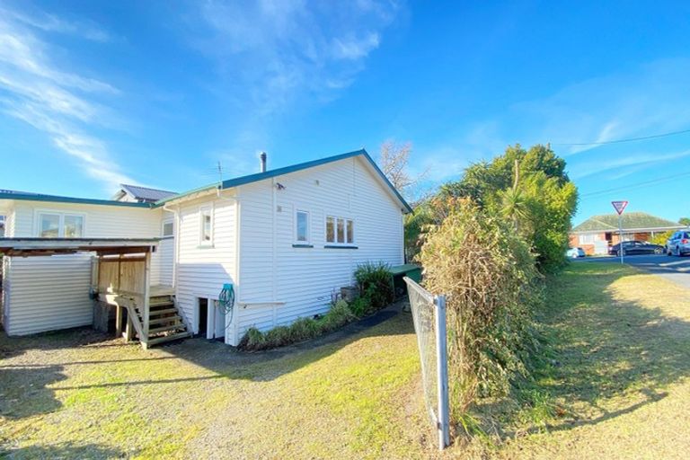 Photo of property in 122 Rathgar Road, Henderson, Auckland, 0610