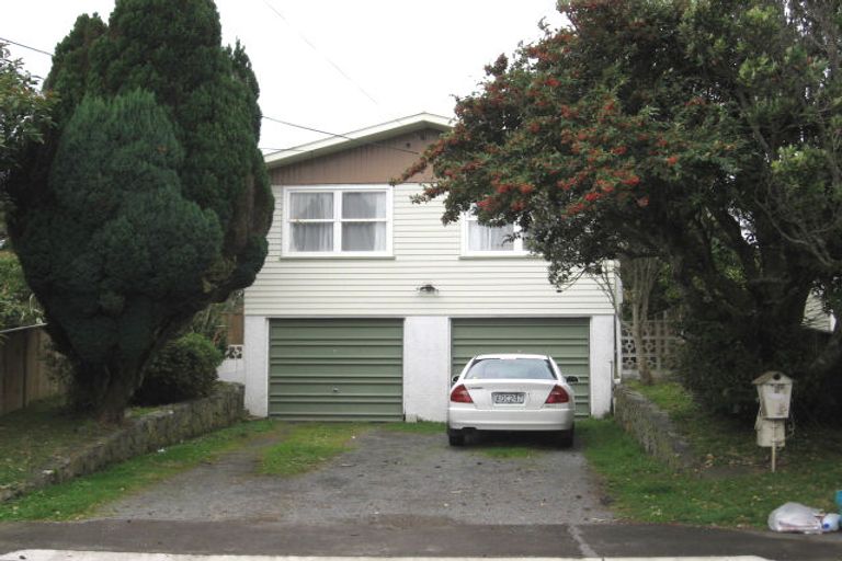 Photo of property in 32 Oswald Crescent, Paparangi, Wellington, 6037