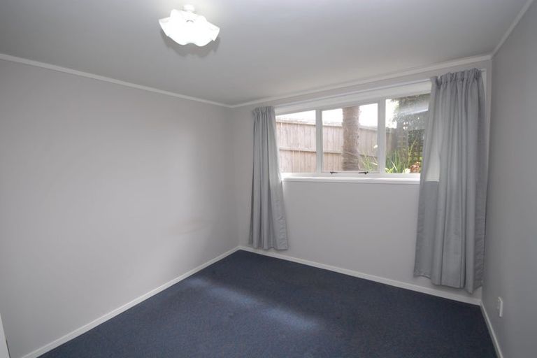 Photo of property in 2/24 Exeter Place, Unsworth Heights, Auckland, 0632