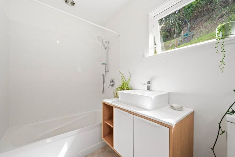 Photo of property in 76 Maupuia Road, Maupuia, Wellington, 6022