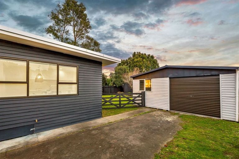 Photo of property in 11 Ranui Station Road, Ranui, Auckland, 0612