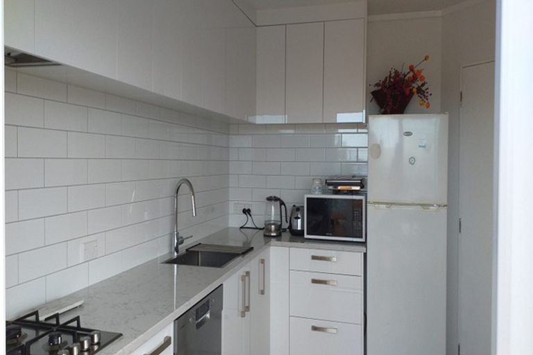 Photo of property in 2b Sunhaven Drive, Newlands, Wellington, 6037