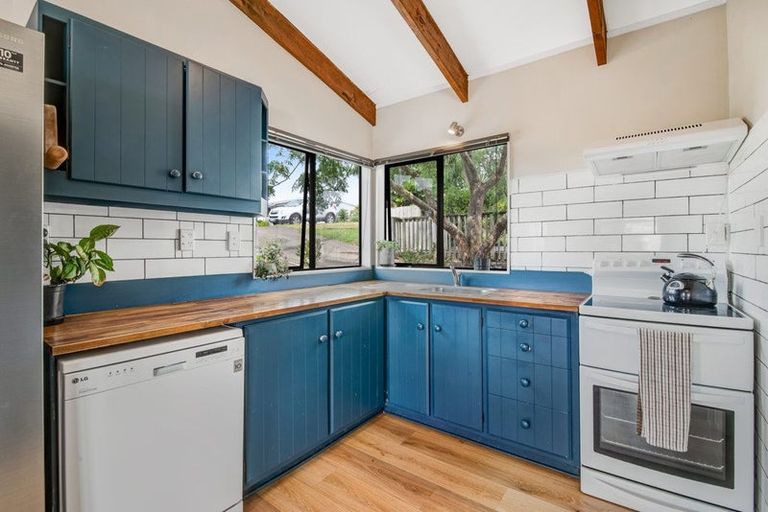 Photo of property in 22 Moffat Road, Red Beach, 0932