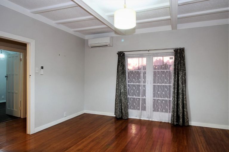 Photo of property in 4 Fruitvale Road, New Lynn, Auckland, 0600