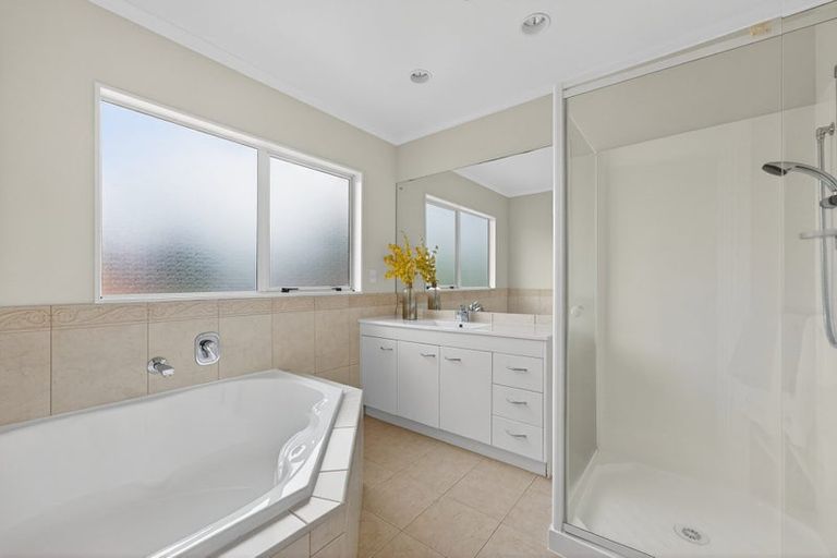 Photo of property in 32 Delmont Close, East Tamaki Heights, Auckland, 2016
