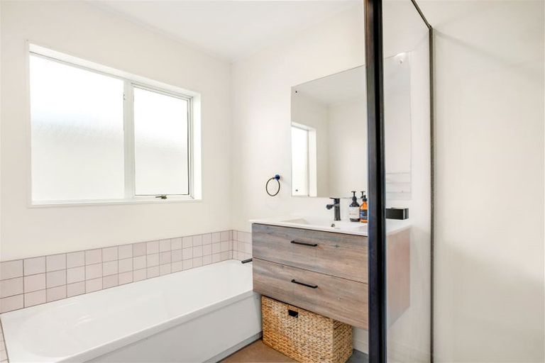 Photo of property in 25 Neil Avenue, Te Atatu Peninsula, Auckland, 0610