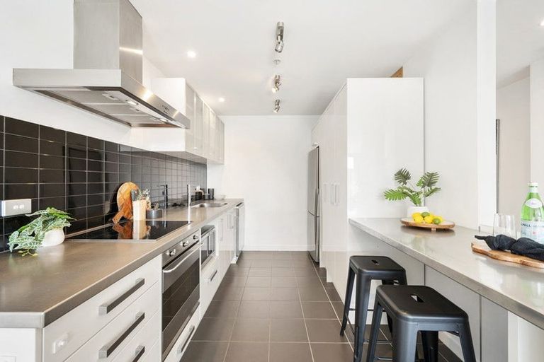 Photo of property in Portal Apartments, 6a/42 Cable Street, Te Aro, Wellington, 6011