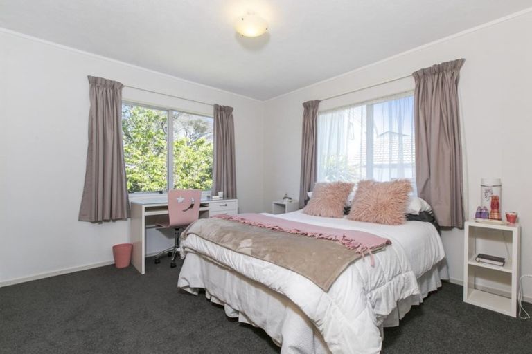 Photo of property in 104 Manhattan Heights, Glendene, Auckland, 0602