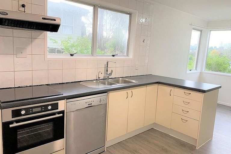 Photo of property in 14 Kilcar Place, Massey, Auckland, 0614