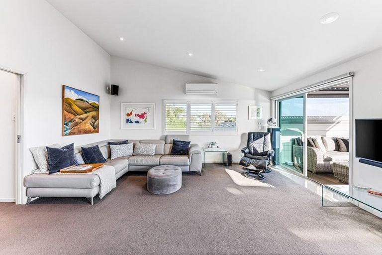 Photo of property in 2/12 Browns Road, Rothesay Bay, Auckland, 0630
