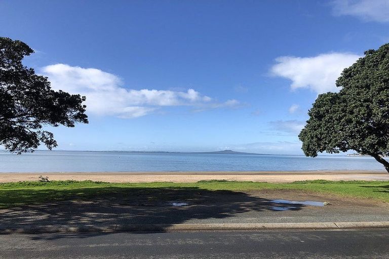 Photo of property in 1/39 Wade River Road, Stanmore Bay, Whangaparaoa, 0932