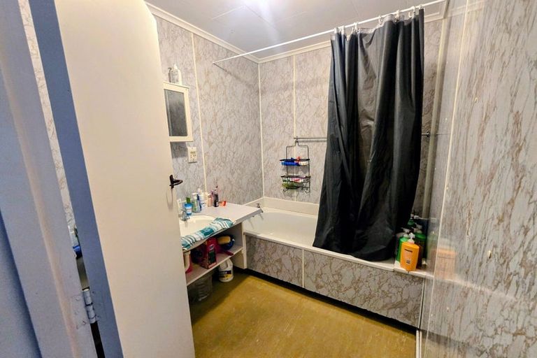 Photo of property in 3 Seddon Street, Takaro, Palmerston North, 4412