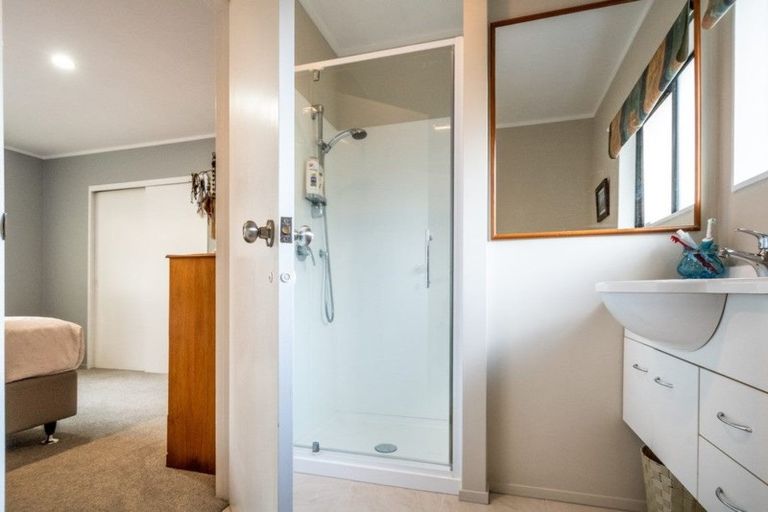 Photo of property in 7 Juneau Place, Glendene, Auckland, 0602